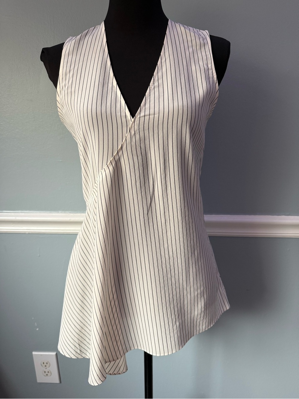 Theory White Sleeveless Pinstripe V-Neck Wrap-Style Camisole P
